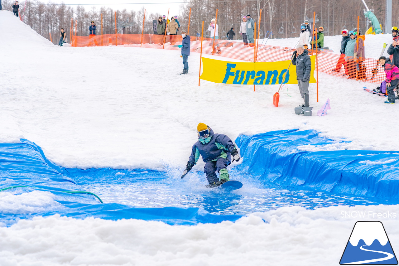 富良野スキー場｜季節は、まだ冬？それとも…？小雪が舞い、たくさんの雪が残る富良野スキー場で、春の恒例イベント『春スキー池渡り大会』開催(^^)/